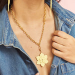 Collar Flor de Ocobo Maxi Dorado